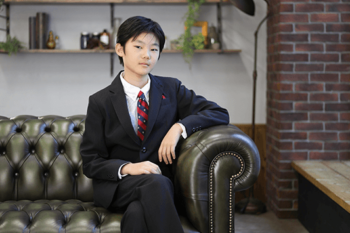スーツを着た男の子のポートレート写真 プレシュスタジオ撮影