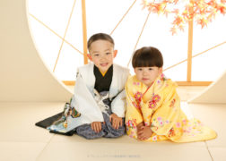 兄妹着物姿で七五三の記念写真 和室で正座ポーズ プレシュスタジオ鎌倉鶴岡八幡宮前店撮影