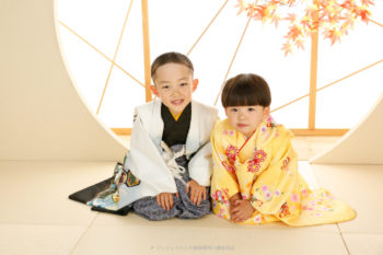 兄妹着物姿で七五三の記念写真 和室で正座ポーズ プレシュスタジオ鎌倉鶴岡八幡宮前店撮影