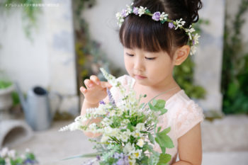 ワンピースにブーケと花冠が映えるお誕生日の記念写真 プレシュスタジオ鎌倉鶴岡八幡宮前店撮影