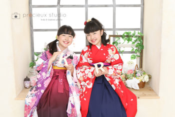 袴でハーフ成人式の記念写真撮影