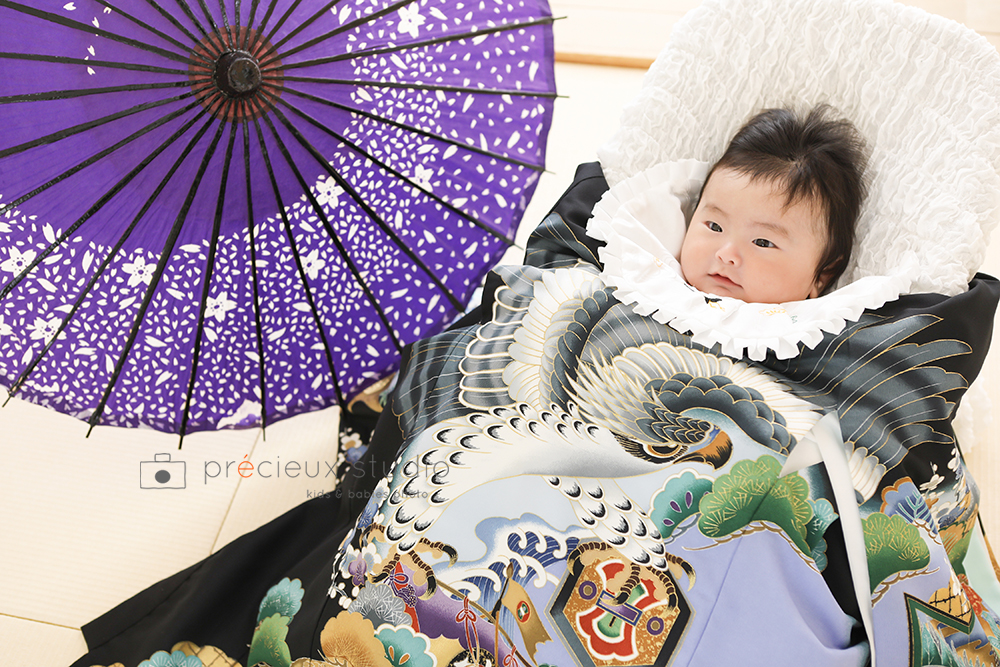 男の子のお宮参り記念写真 おめでたい鷹の掛け着と和傘