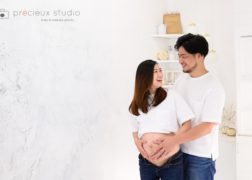 夫婦でマタニティフォト 白Tシャツにデニムでさわやかに記念写真撮影