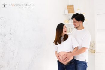 夫婦でマタニティフォト 白Tシャツにデニムでさわやかに記念写真撮影