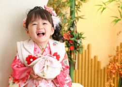 七五三の記念写真撮影 3歳の女の子　ピンクの着物被布