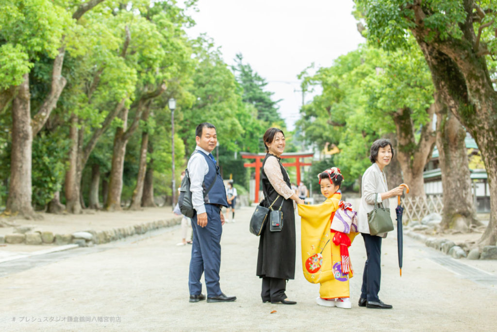 神社で七五三の記念写真撮影 レトロな雰囲気の七五三に合う前髪なしの新日本髪