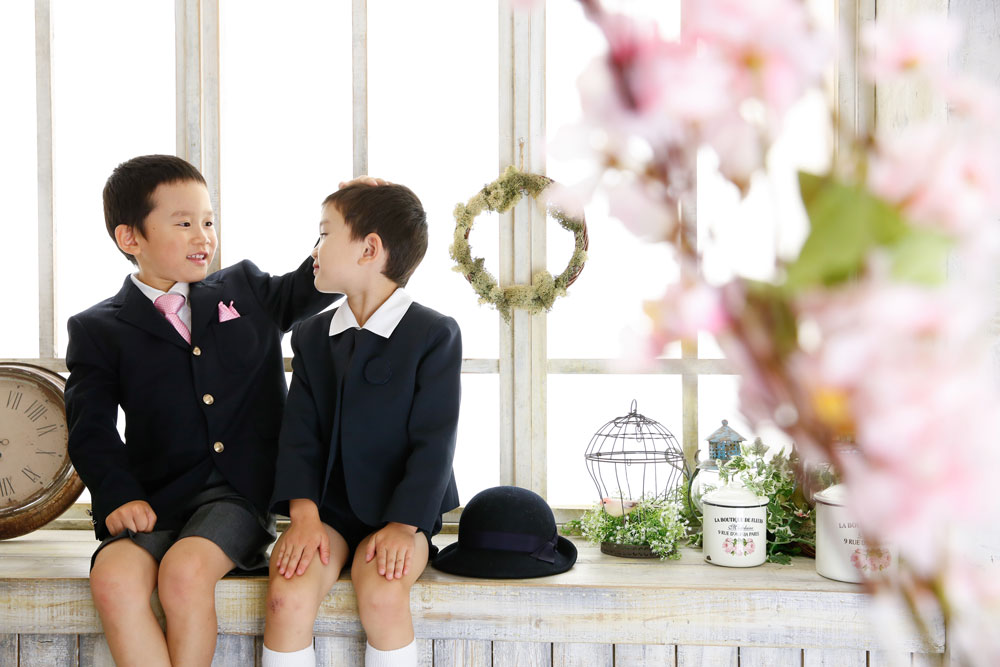 兄弟二人でほほ笑む新小学校一年生の男の子の入学記念写真