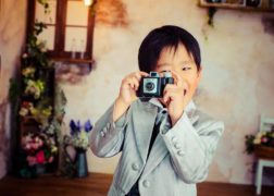 七五三でカメラを構える男の子の記念写真撮影シーン