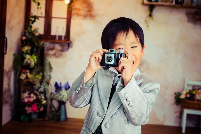 七五三でカメラを構える男の子の記念写真撮影シーン