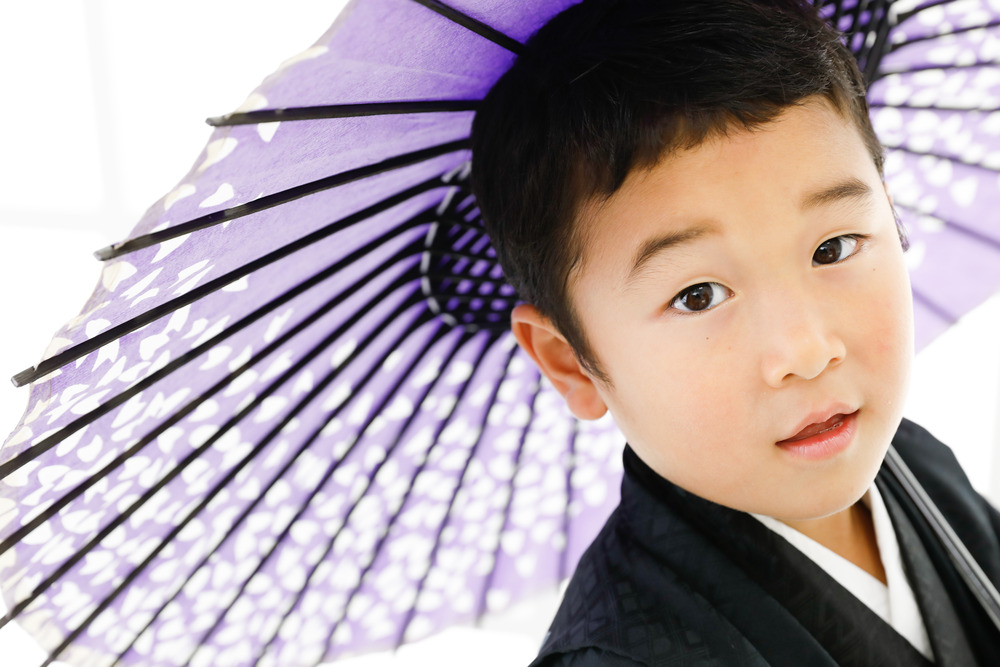 羽織袴に和傘で5歳の七五三記念写真 プレシュスタジオ府中店撮影