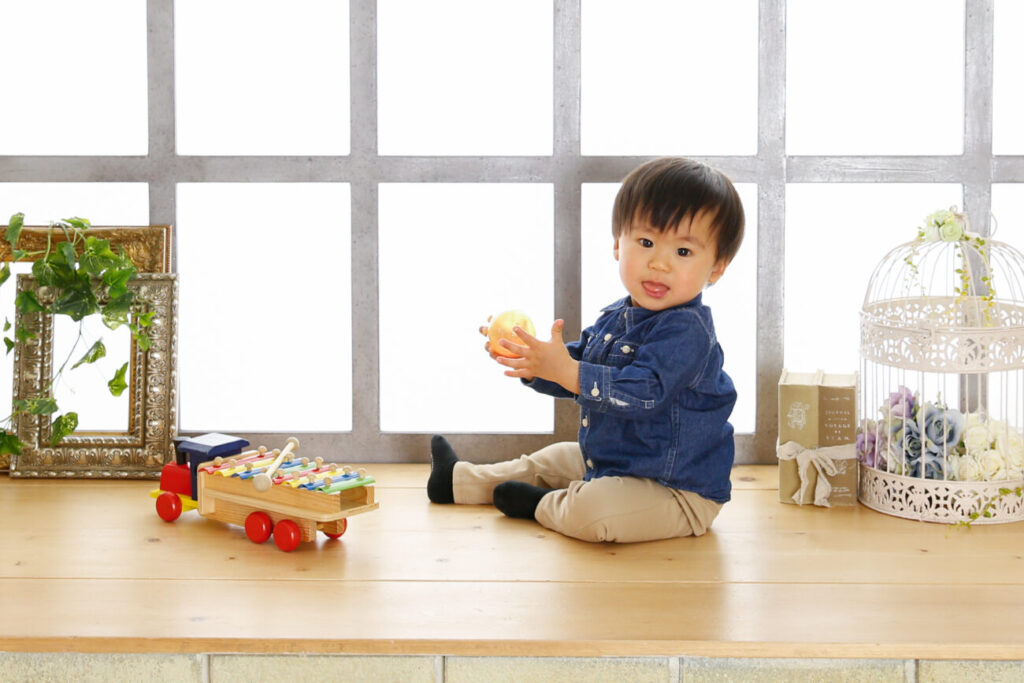 おもちゃと一緒に1歳お誕生日記念写真撮影 プレシュスタジオ西宮夙川店撮影
