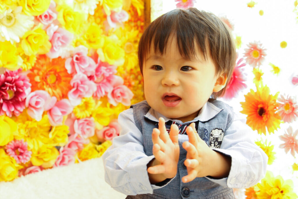 お花をバックに1歳お誕生日記念写真撮影 プレシュスタジオ西宮夙川店撮影
