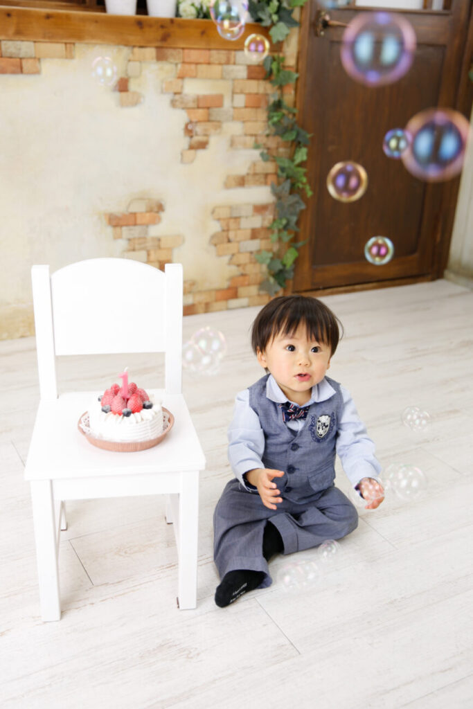 シャボン玉を見上げて1歳お誕生日記念写真撮影 プレシュスタジオ西宮夙川店撮影