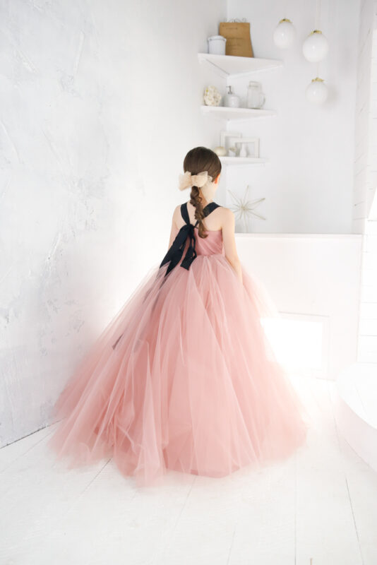 プレシュスタジオ レンタルドレス ピンクのチュールプリンセスドレスの後ろ姿