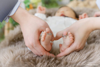 赤ちゃんの足と両親の手