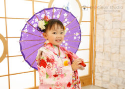 お花がかわいい髪飾りと着物で3歳の七五三記念写真撮影