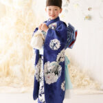 プレシュスタジオのレンタル着物 NATURAL BEAUTY ネイビーに白い花柄のモダンな着物 7歳の女の子の七五三向け