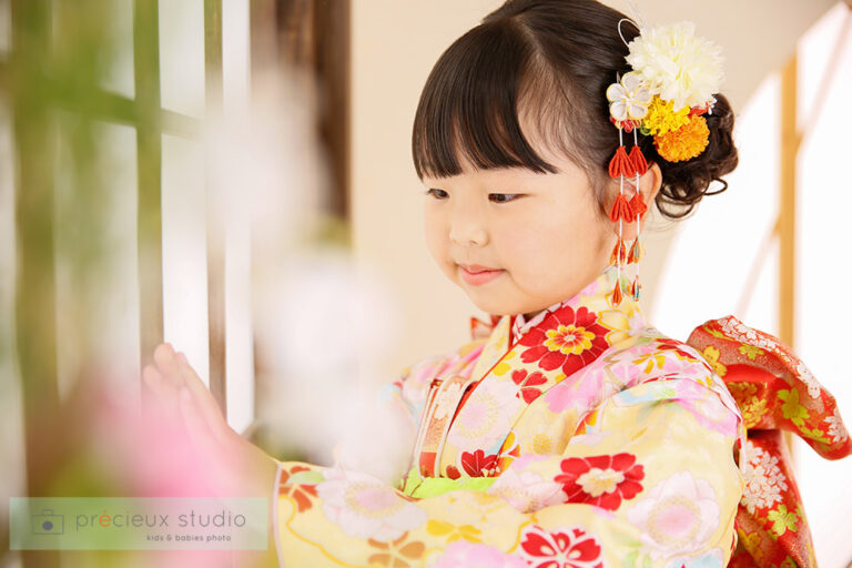 笑顔の素敵な女の子と袴で大人びたお兄ちゃんと一緒に七五三撮影 こども写真館プレシュスタジオ 貸切型&データお渡し