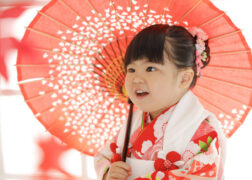 赤い和傘と着物で3歳の七五三記念写真撮影
