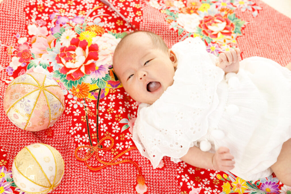 かわいいベビーフォトを撮ろう お宮参りフォト ももか祝い写真は赤ちゃんの表情にも注目 貸切型写真館プレシュスタジオ