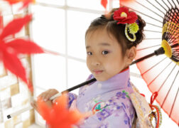 紫の着物で7歳の七五三記念写真撮影