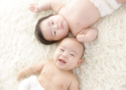 双子の赤ちゃんのおむつフォト お宮参り記念写真撮影