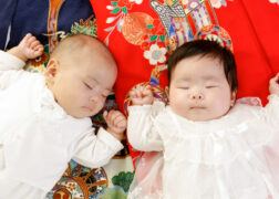 お宮参りの産着と双子の赤ちゃん