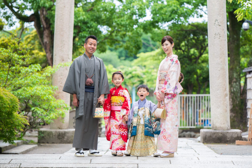 神社で七五三記念写真撮影