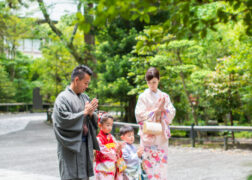 神社で七五三記念写真撮影