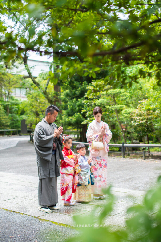 神社で七五三記念写真撮影