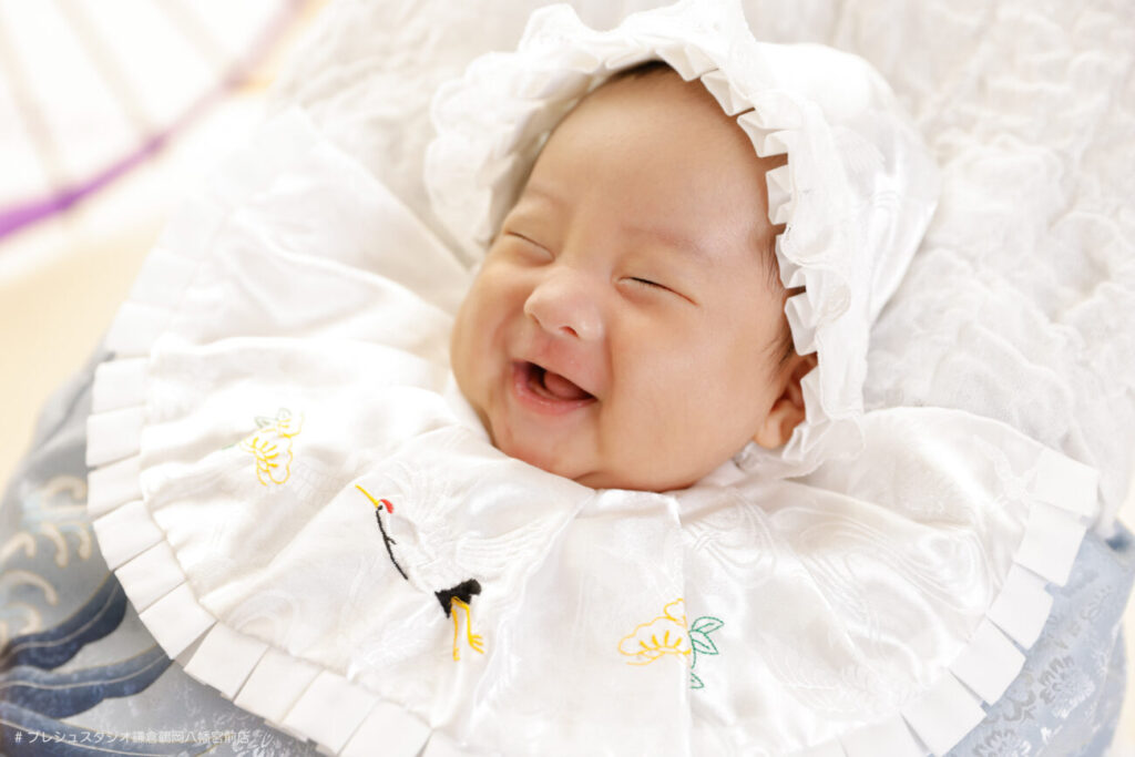 お宮参りの笑顔の赤ちゃん