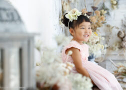 お花に囲まれて3歳の七五三記念写真撮影