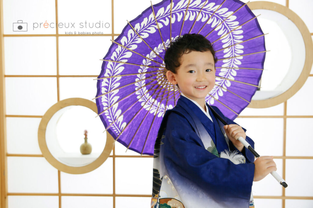羽織袴に和傘でかっこよく七五三記念写真撮影