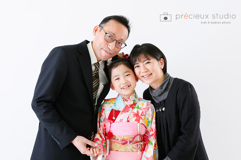 家族で七五三記念写真撮影 着物の女の子とスーツのパパ、洋装のママ