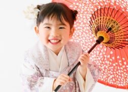 紫の着物で3歳の七五三記念写真撮影