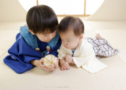 袴ロンパースの弟と一緒に和装で七五三記念写真撮影