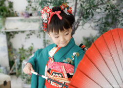 レトロアンティークな着物に新日本髪で七五三記念写真撮影 緑に赤のお着物