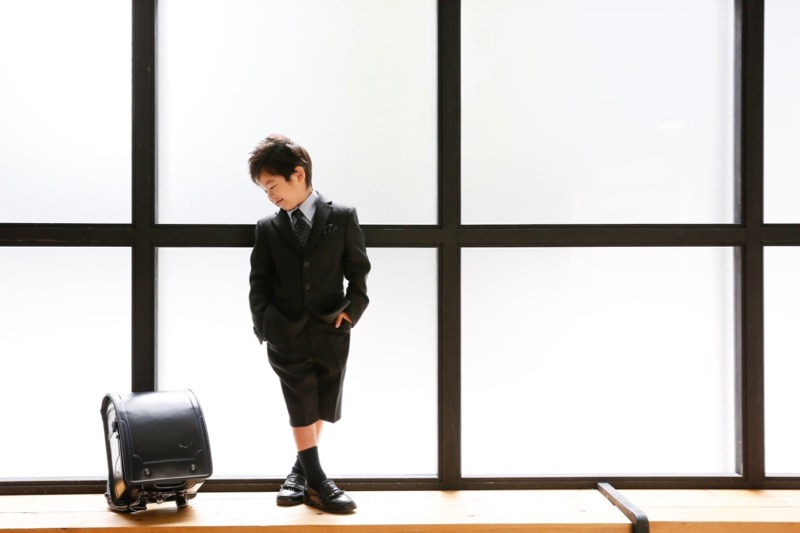 新小学校一年生の男の子の入学記念写真