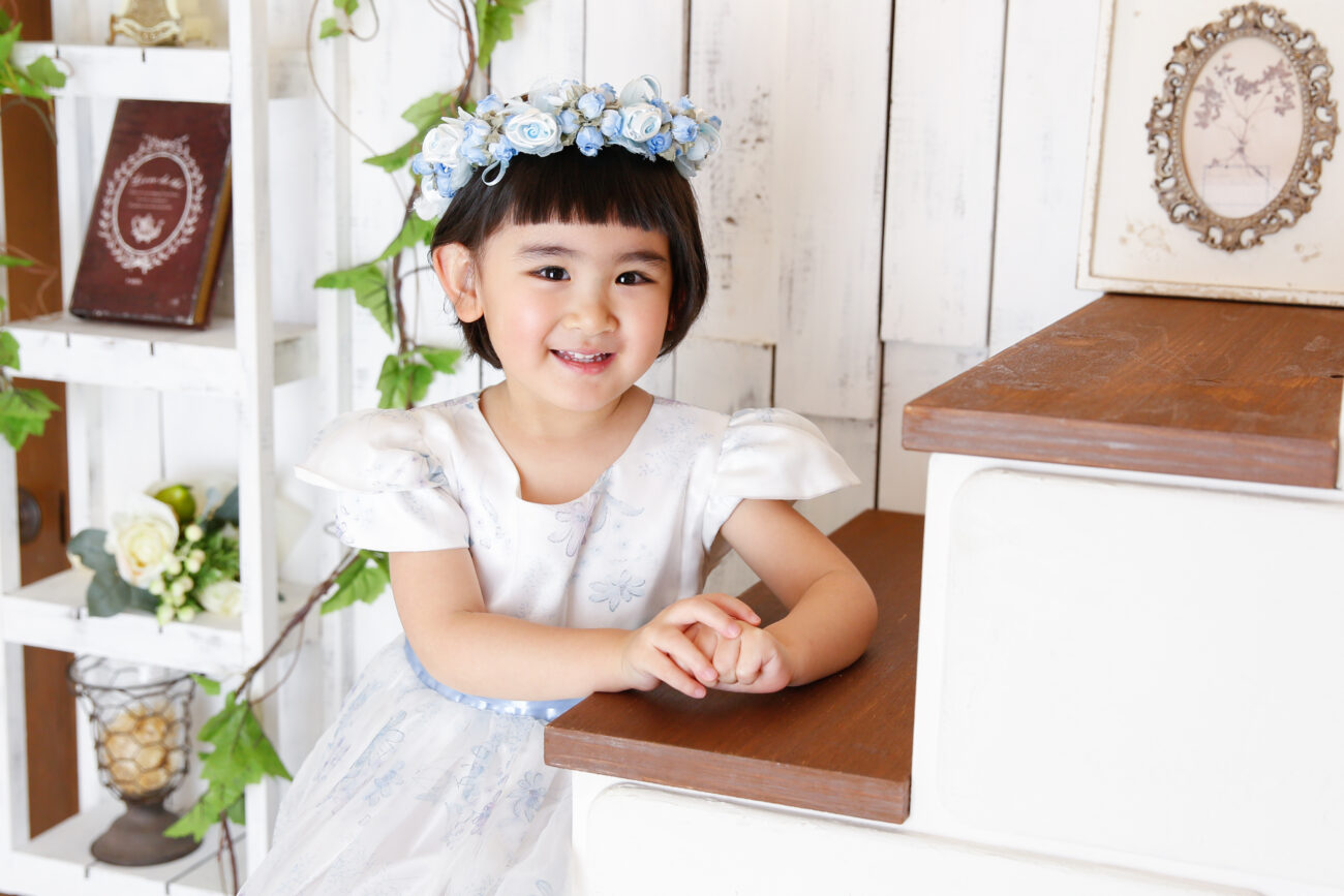 花冠にワンピースで3歳の七五三記念写真撮影 プレシュスタジオ西宮夙川店撮影