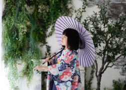 小学校卒業記念の袴写真撮影 レトロアンティークな卒業袴に和傘