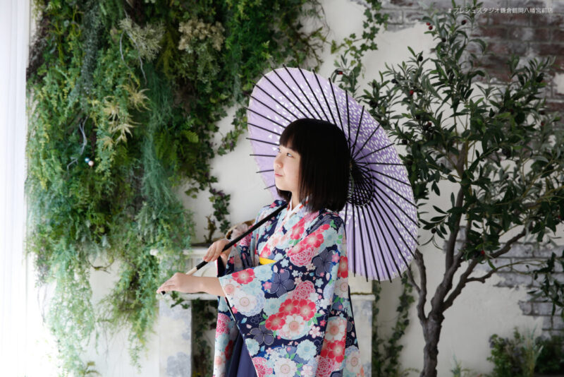 小学校卒業記念の袴写真撮影 レトロアンティークな卒業袴に和傘