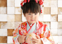新日本髪で3歳の七五三写真撮影 水色の着物に朱色の被布