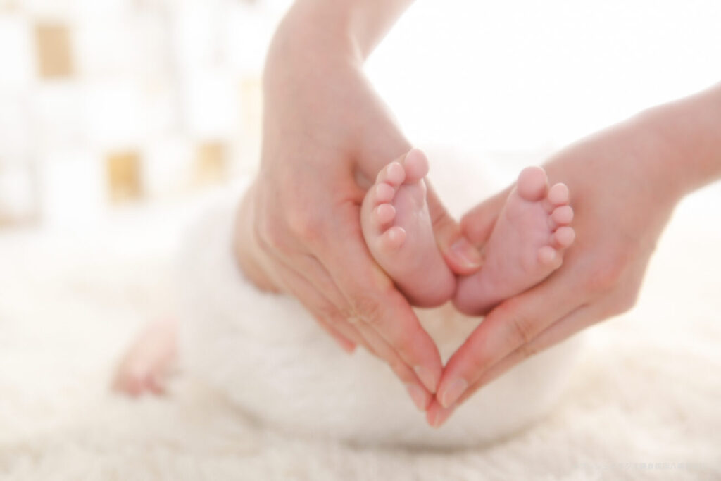 お宮参りの記念写真撮影 赤ちゃんの足とお母さんの手でハートポーズ