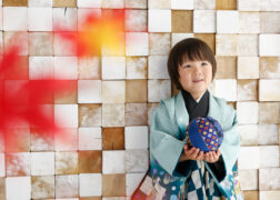 水色の羽織袴で5歳の七五三記念写真撮影 手鞠を持ってポーズ