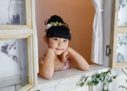 ドレスを着てプリンセス風に出窓で7歳の七五三記念写真撮影