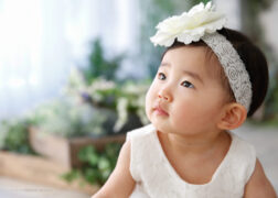 1歳のお誕生日記念写真撮影 白いワンピースとお花のベビーカチューシャ