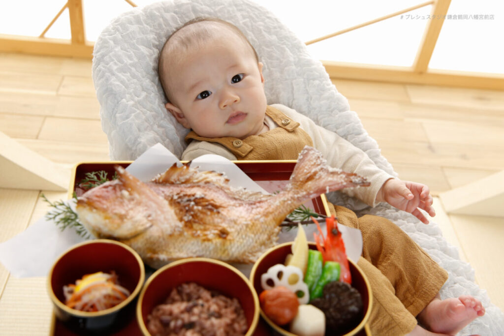 百日祝いの祝い膳と一緒にお食い初め記念写真