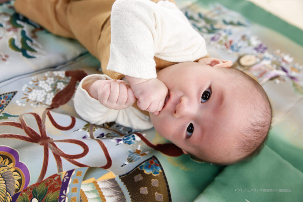 ももか祝い・お宮参りの記念写真撮影 大きな瞳の赤ちゃん