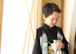 羽織袴で5歳の七五三記念写真撮影 伏し目でかっこよく