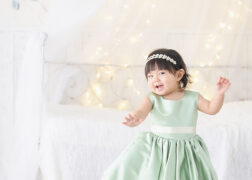 緑のドレスで1歳のお誕生日記念写真撮影